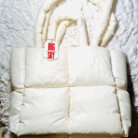 White Puffer Tote Bag -Padded- Quilted- Big Sky Ski Weekend - Picture 1 of 6